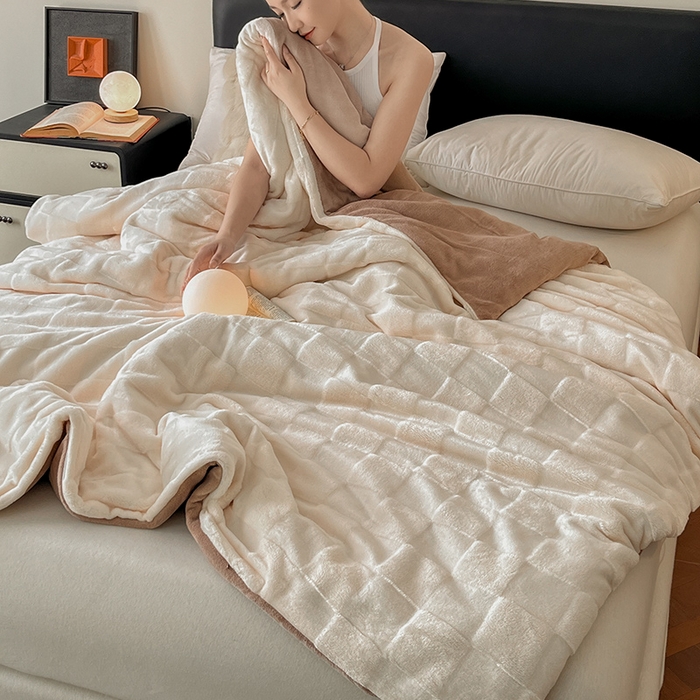 91家纺网 家纺一手货源 找家纺 2024新款A类法式高克重兔绒多功能毛毯被套双用盖毯 方块奶白卡其-毛毯