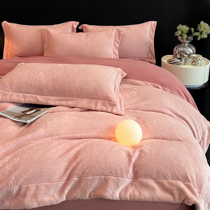 91家纺网 家纺一手货源 找家纺 新方向 2025新款全消光A类烂花牛奶绒四件套-蝴蝶戏花 蝴蝶戏花-浅豆沙