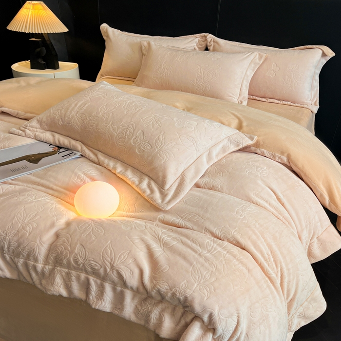 91家纺网 家纺一手货源 找家纺 新方向 2025新款全消光A类烂花牛奶绒四件套-蝴蝶戏花 蝴蝶戏花-米