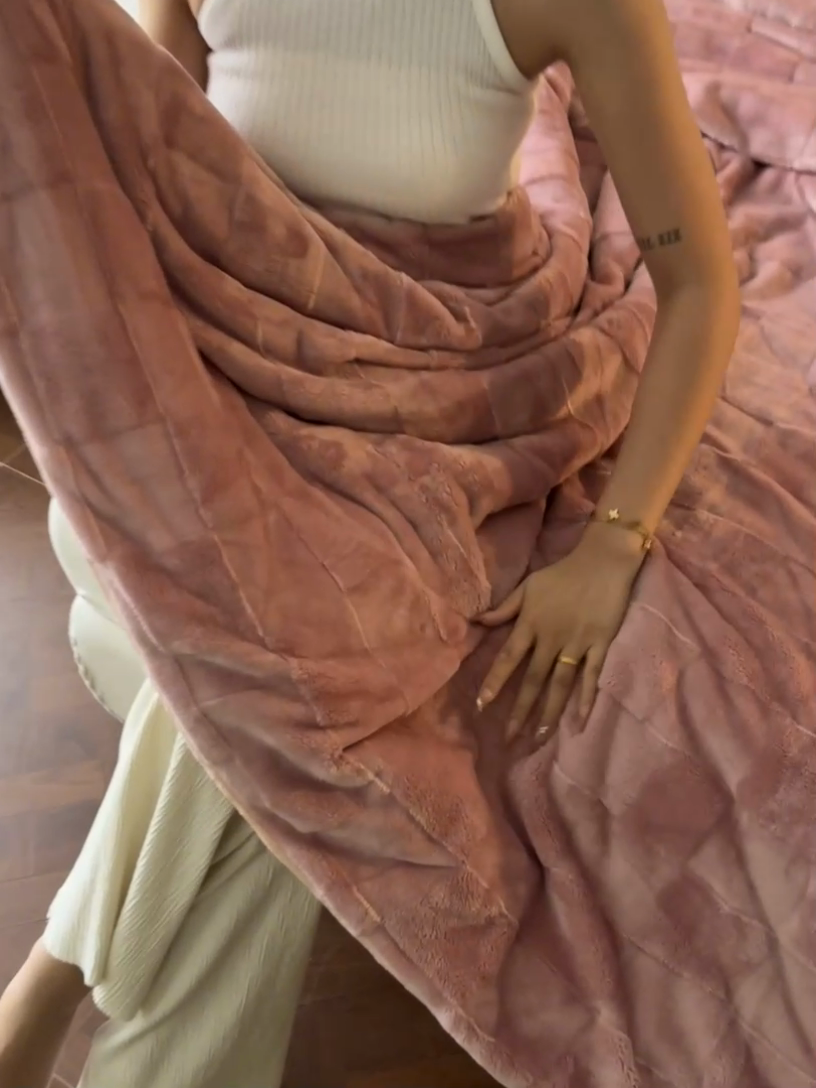 91家纺网 家纺一手货源 找家纺 2024新款A类法式高克重兔绒多功能毛毯被套双用盖毯 方块豆沙-毛毯