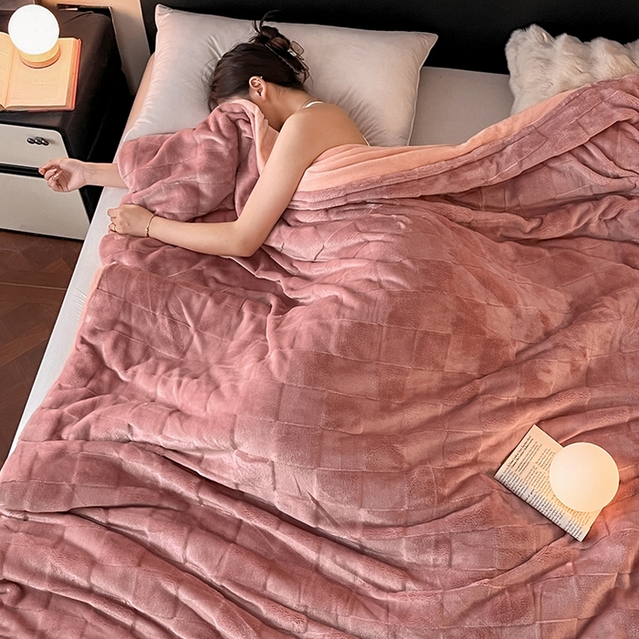 91家纺网 家纺一手货源 找家纺 2024新款A类法式高克重兔绒多功能毛毯被套双用盖毯 方块豆沙-毛毯