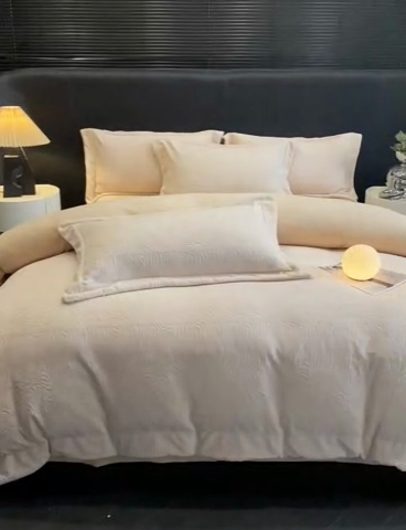 91家纺网 家纺一手货源 找家纺 新方向 2025新款全消光A类烂花牛奶绒四件套-雨纱暮歌 雨纱暮歌-米