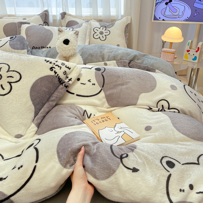 91家纺网 家纺一手货源 找家纺 柒月 2024新款小清新牛奶绒印花加厚保暖四件套 斑点熊