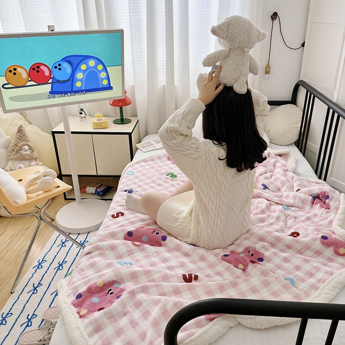 91家纺网 家纺一手货源 找家纺 大元 2025新款牛奶绒羊羔绒毛毯 粉格熊