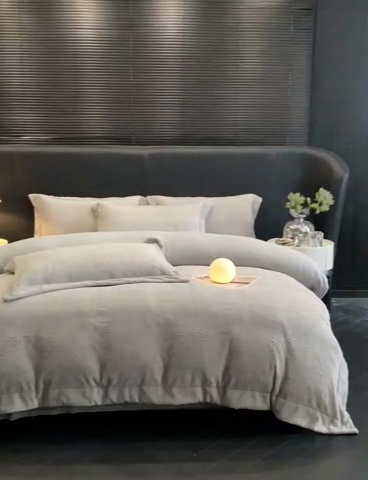 91家纺网 家纺一手货源 找家纺 新方向 2025新款全消光A类烂花牛奶绒四件套-雨纱暮歌 雨纱暮歌-浅灰