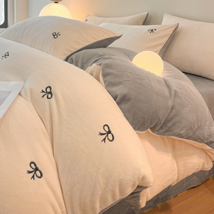 91家纺网 家纺一手货源 找家纺 柒月 2024新款加厚保暖牛奶绒刺绣四件套 蝴蝶结黑