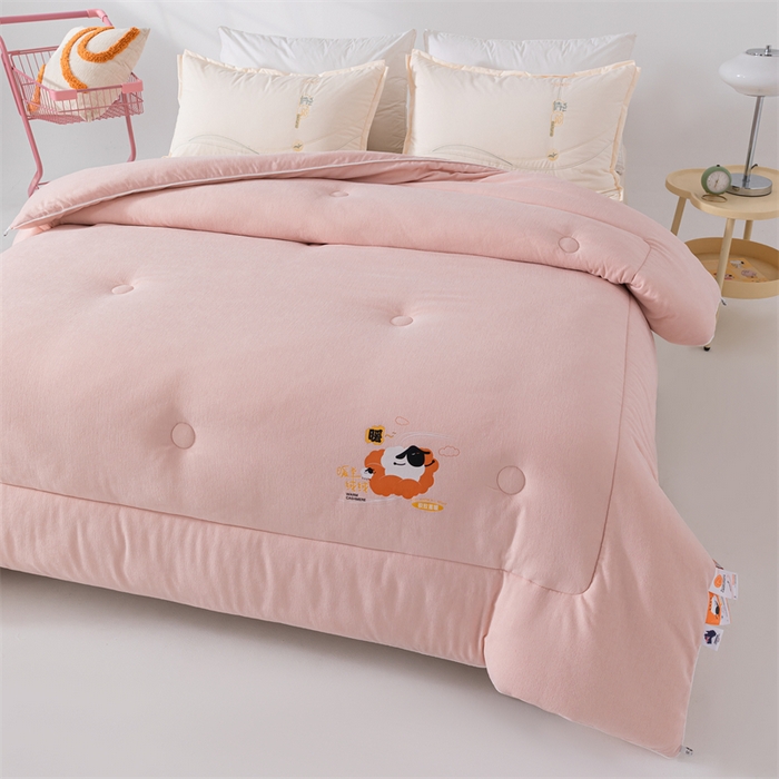 91家纺网 家纺一手货源 找家纺 爱来伊家纺 2024新款三体羊绒加厚保暖冬被芯大豆纤维被春秋被子被芯 山体羊绒大豆被-樱花粉