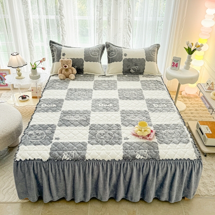 91家纺网 家纺一手货源 找家纺 恋佳居 2025新款雪花绒夹棉绗缝床裙 棋盘格