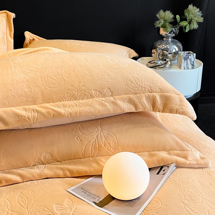 91家纺网 家纺一手货源 找家纺 新方向 2025新款全消光A类烂花牛奶绒四件套-蝴蝶戏花 蝴蝶戏花-香槟