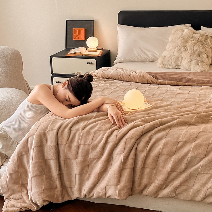 91家纺网 家纺一手货源 找家纺 2024新款A类法式高克重兔绒多功能毛毯被套双用盖毯 方块卡其-毛毯