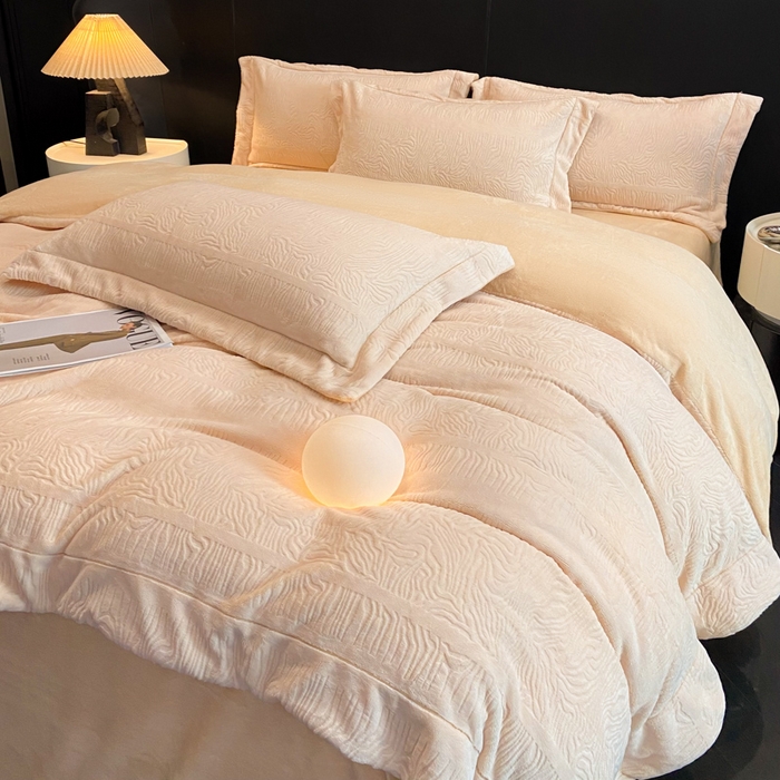 91家纺网 家纺一手货源 找家纺 新方向 2025新款全消光A类烂花牛奶绒四件套-雨纱暮歌 雨纱暮歌-米