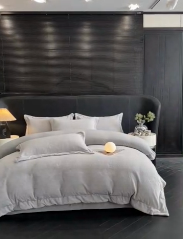 91家纺网 家纺一手货源 找家纺 新方向 2025新款全消光A类烂花牛奶绒四件套-蝴蝶戏花 蝴蝶戏花-浅灰