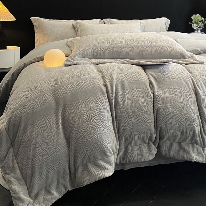 91家纺网 家纺一手货源 找家纺 新方向 2025新款全消光A类烂花牛奶绒四件套-雨纱暮歌 雨纱暮歌-浅灰