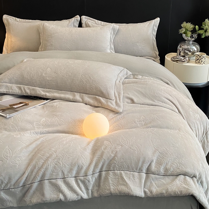 91家纺网 家纺一手货源 找家纺 新方向 2025新款全消光A类烂花牛奶绒四件套-蝴蝶戏花 蝴蝶戏花-浅灰