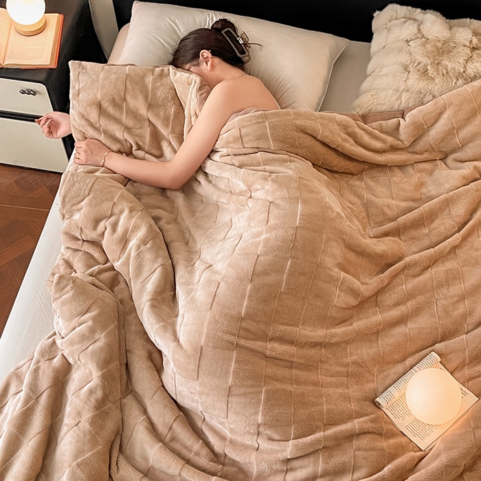 91家纺网 家纺一手货源 找家纺 2024新款A类法式高克重兔绒多功能毛毯被套双用盖毯 方块卡其-毛毯