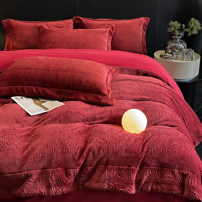 91家纺网 家纺一手货源 找家纺 新方向 2025新款全消光A类烂花牛奶绒四件套-雨纱暮歌 雨纱暮歌-酒红