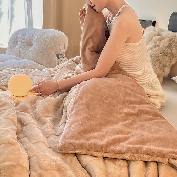 91家纺网 家纺一手货源 找家纺 2024新款A类法式高克重兔绒多功能毛毯被套双用盖毯 方块卡其-毛毯