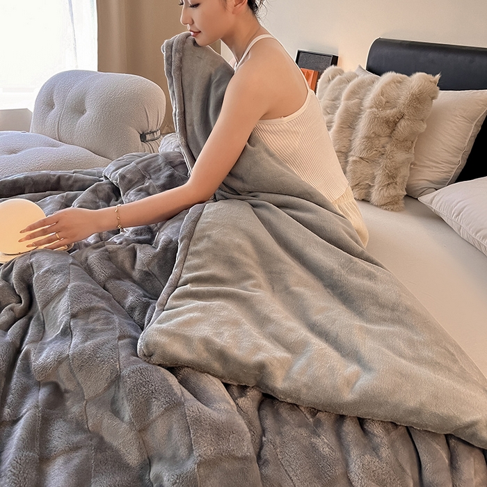 91家纺网 家纺一手货源 找家纺 2024新款A类法式高克重兔绒多功能毛毯被套双用盖毯 方块浅灰-毛毯