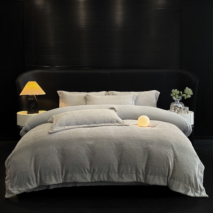 91家纺网 家纺一手货源 找家纺 新方向 2025新款全消光A类烂花牛奶绒四件套-雨纱暮歌 雨纱暮歌-浅灰