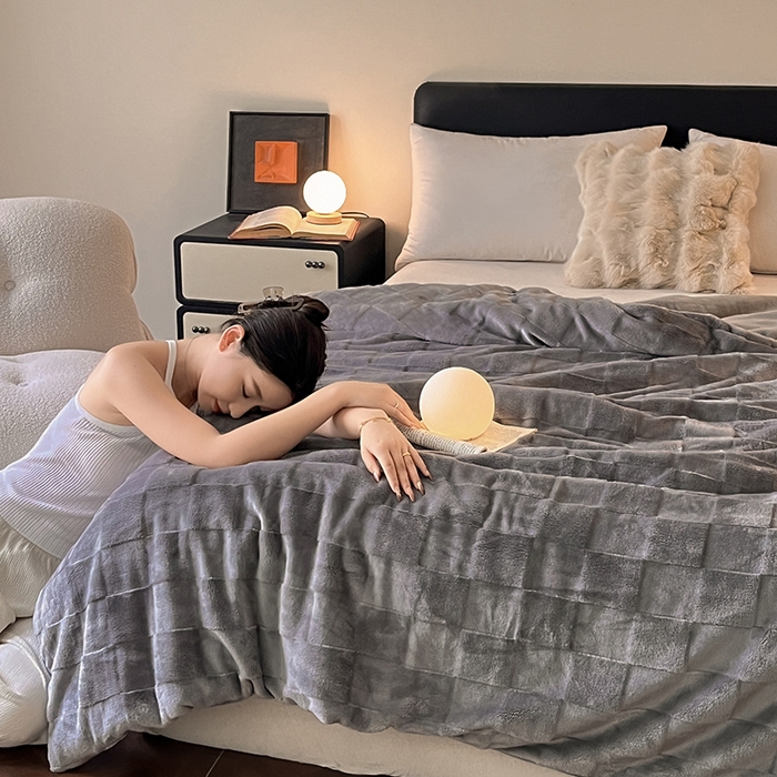 91家纺网 家纺一手货源 找家纺 2024新款A类法式高克重兔绒多功能毛毯被套双用盖毯 方块浅灰-毛毯