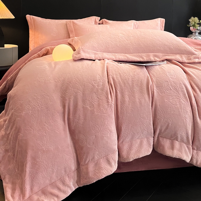 91家纺网 家纺一手货源 找家纺 新方向 2025新款全消光A类烂花牛奶绒四件套-蝴蝶戏花 蝴蝶戏花-浅豆沙