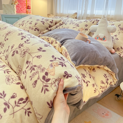 91家纺网 家纺一手货源 找家纺 柒月 2024新款小清新牛奶绒印花加厚保暖四件套 线条花兔