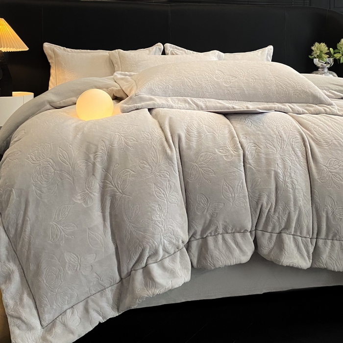 91家纺网 家纺一手货源 找家纺 新方向 2025新款全消光A类烂花牛奶绒四件套-蝴蝶戏花 蝴蝶戏花-浅灰