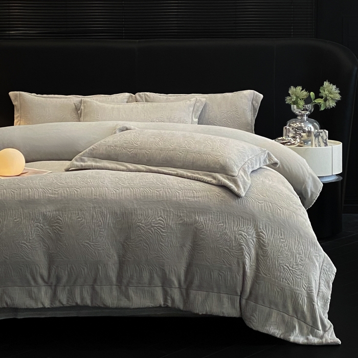 91家纺网 家纺一手货源 找家纺 新方向 2025新款全消光A类烂花牛奶绒四件套-雨纱暮歌 雨纱暮歌-浅灰