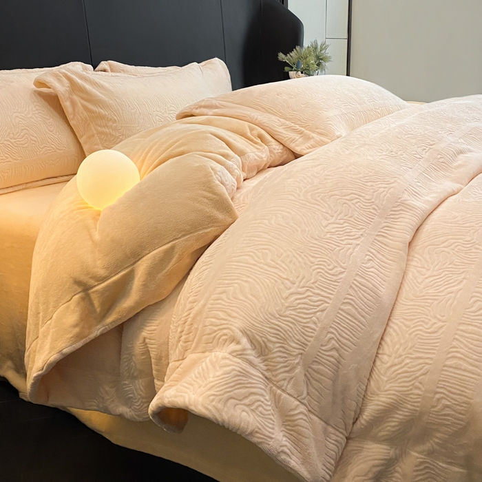 91家纺网 家纺一手货源 找家纺 新方向 2025新款全消光A类烂花牛奶绒四件套-雨纱暮歌 雨纱暮歌-米