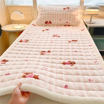91家纺网 家纺一手货源 找家纺 喜居 2024新款印花牛奶绒床垫床褥垫学生宿舍床垫 粉粉狗