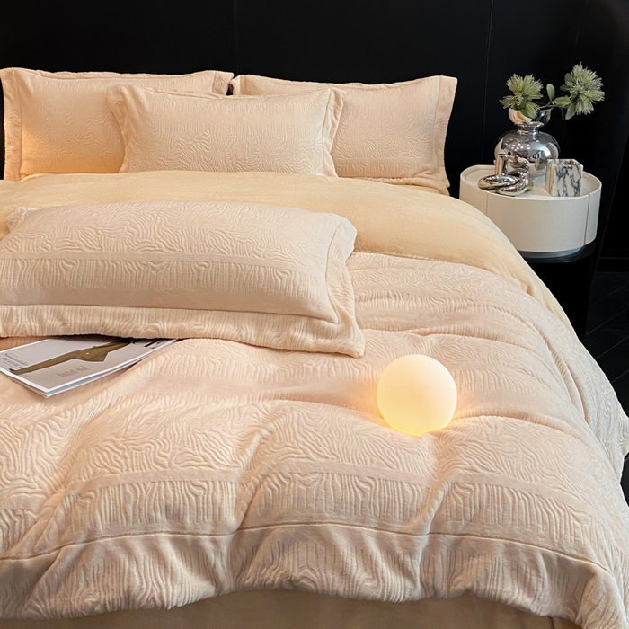 91家纺网 家纺一手货源 找家纺 新方向 2025新款全消光A类烂花牛奶绒四件套-雨纱暮歌 雨纱暮歌-米