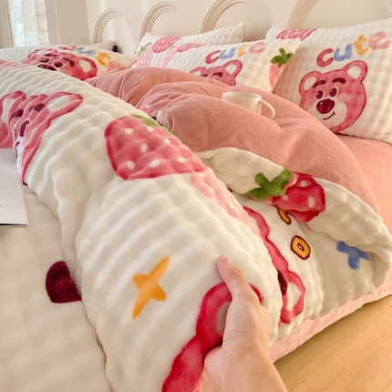 91家纺网 家纺一手货源 找家纺 逸尚阁 2024新款牛奶绒泡泡印花四件套 草莓熊