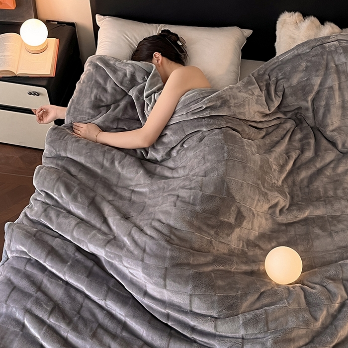 91家纺网 家纺一手货源 找家纺 2024新款A类法式高克重兔绒多功能毛毯被套双用盖毯 方块浅灰-毛毯