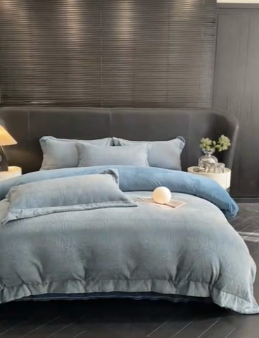 91家纺网 家纺一手货源 找家纺 新方向 2025新款全消光A类烂花牛奶绒四件套-雨纱暮歌 雨纱暮歌-宾利兰