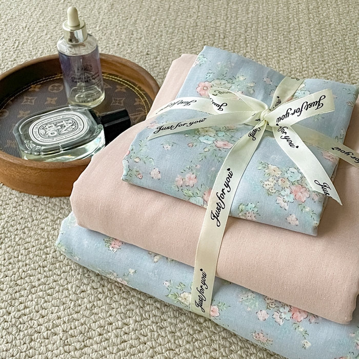 91家纺网 家纺一手货源 找家纺 一比一家纺 2025新款全棉母婴级抗菌有氧全棉双层纱亲肤全棉小清新印花三件套四件套 小苍兰