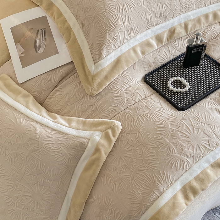 91家纺网 家纺一手货源 找家纺 2025新款秋冬AB版250克全消光立体雕花烂花牛奶绒双拼角四件套-璀璨烟花 璀璨烟花-卡其色