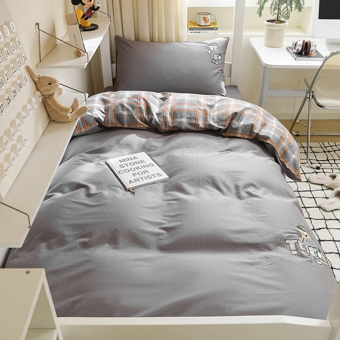 91家纺网 家纺一手货源 找家纺 优悦生活馆 2025新款全棉刺绣亲肤学生款套件-小熊 小熊-深灰