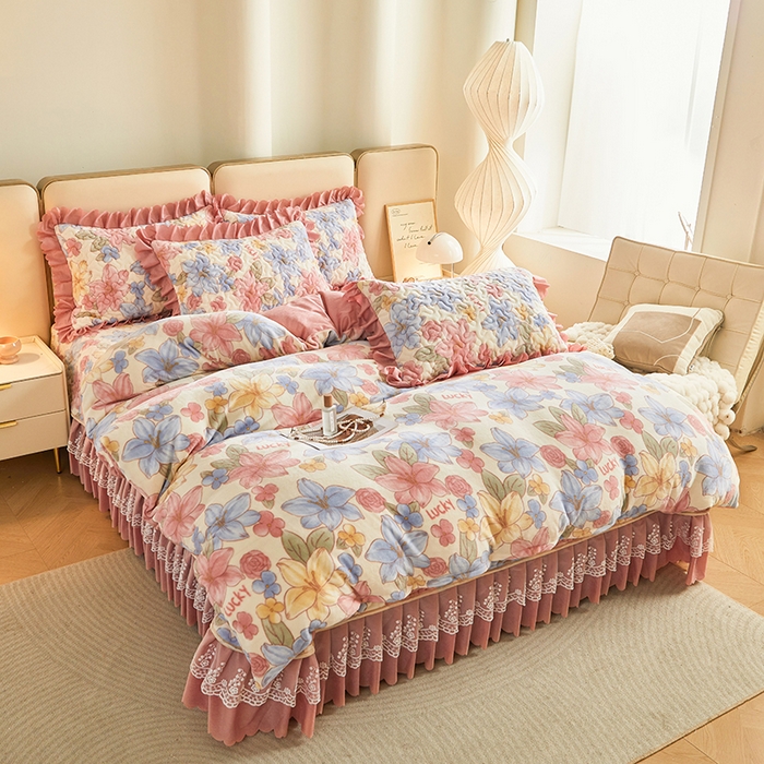 91家纺网 家纺一手货源 找家纺 艾裙海 2025新款高克重加厚保暖A类牛奶绒夹棉床盖系列四件套 花开物语