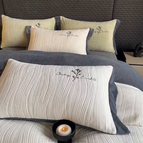 91家纺网 家纺一手货源 找家纺 （总）子曰 2025新款230g全消光轻奢牛奶绒立体雕花刺绣四件套-丽莎