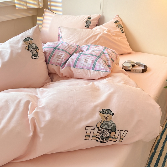 91家纺网 家纺一手货源 找家纺 优悦生活馆 2025新款全棉亲肤刺绣成人款四件套-小熊 小熊-粉