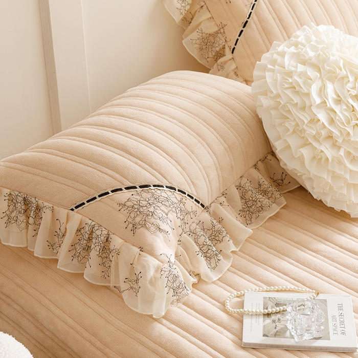 91家纺网 家纺一手货源 找家纺 胜权家纺 2024新款小香风牛奶绒夹棉单品床盖-芭莎系列 芭莎-米