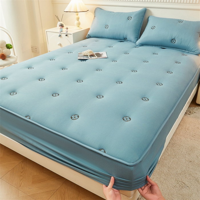 91家纺网 家纺一手货源 找家纺 2025新款A类水洗棉大豆刺绣床笠 四叶草-深海蓝