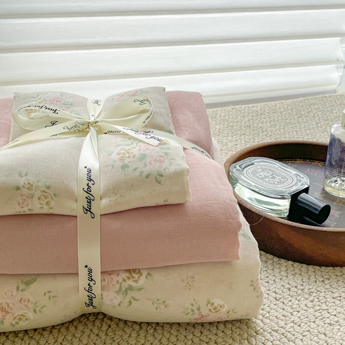 91家纺网 家纺一手货源 找家纺 一比一家纺 2025新款全棉母婴级抗菌有氧全棉双层纱亲肤全棉小清新印花三件套四件套 松子小姐-粉