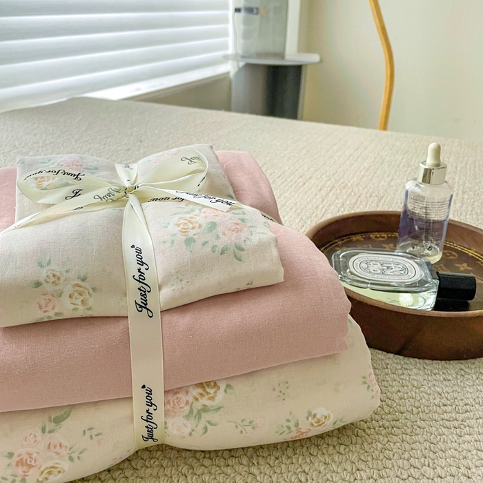 91家纺网 家纺一手货源 找家纺 一比一家纺 2025新款全棉母婴级抗菌有氧全棉双层纱亲肤全棉小清新印花三件套四件套 松子小姐-粉