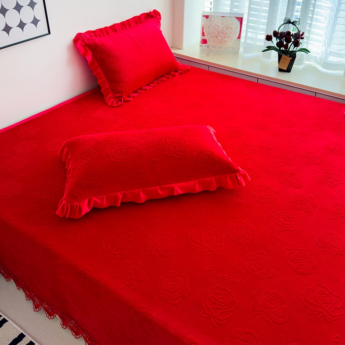 91家纺网 家纺一手货源 找家纺 冬然家纺 2024新款雕花绒榻榻米床盖喜庆玫瑰大红