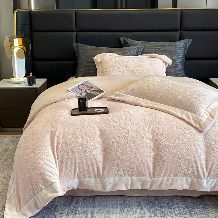 91家纺网 家纺一手货源 找家纺 2025新款秋冬AB版250克全消光立体雕花烂花牛奶绒双拼角四件套-璀璨烟花 璀璨烟花-白桃粉