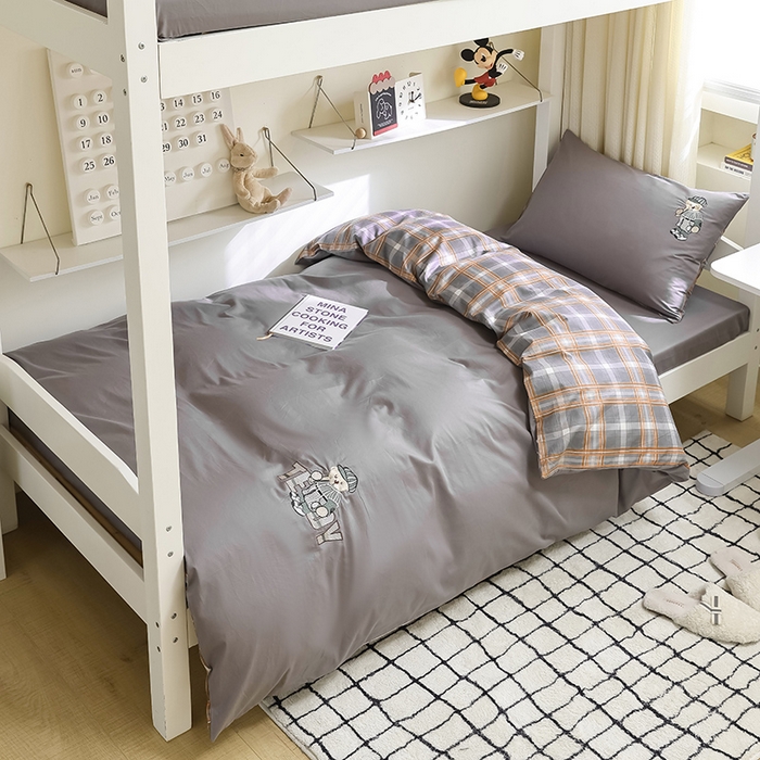 91家纺网 家纺一手货源 找家纺 优悦生活馆 2025新款全棉刺绣亲肤学生款套件-小熊 小熊-深灰