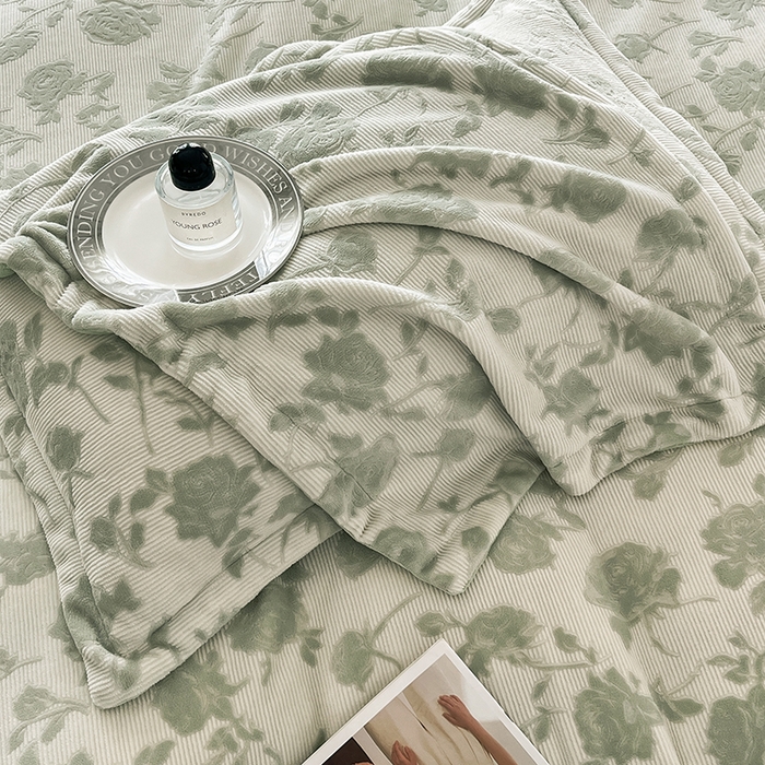 91家纺网 家纺一手货源 找家纺 金盛纺 2024新款高克重牛奶绒雕花四件套加厚牛奶绒法莱绒四件套（支持定制） 约定-绿