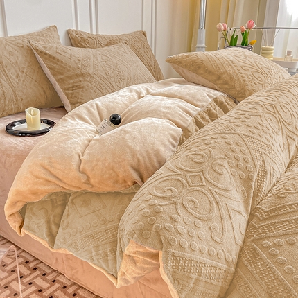 91家纺网 家纺一手货源 找家纺 沐晴家纺 2024秋冬新款雕花牛奶绒纯色简约轻奢四件套 法式浪漫-驼色