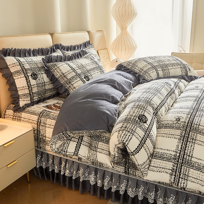 91家纺网 家纺一手货源 找家纺 艾裙海 2025新款高克重加厚保暖A类牛奶绒夹棉床盖系列四件套 爱的格调